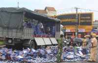 HÀNG TRĂM THÙNG BIA RƠI XUỐNG ĐƯỜNG, NGƯỜI DÂN PHỤ TÀI XẾ THU GOM