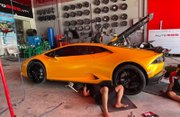 THỢ VIỆT NẰM HẲN LÊN ĐỘNG CƠ CỦA SIÊU XE LAMBORGHINI HURACAN CHỈ ĐỂ 